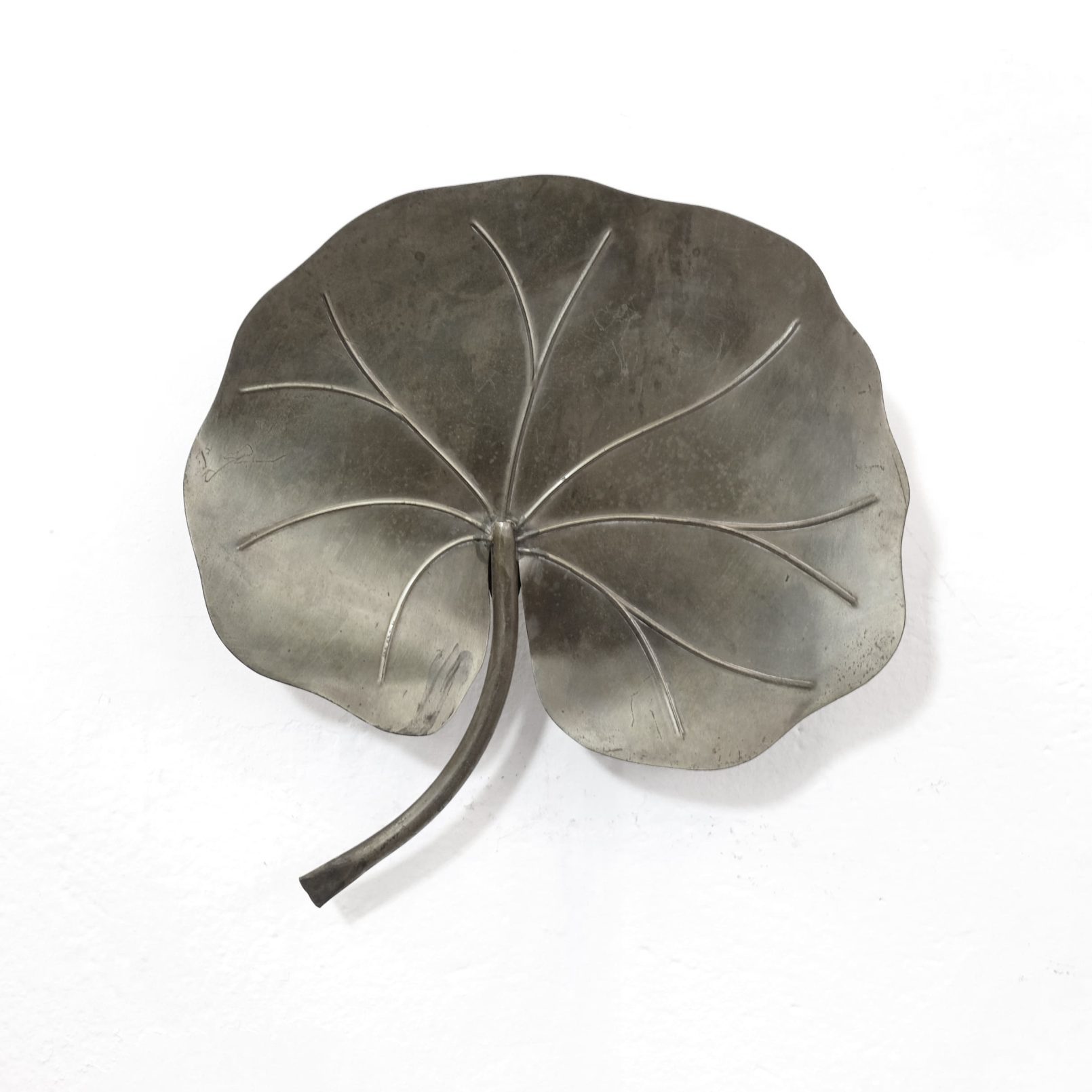 Maison Florart, applique dorée à décor de lotus, 1970s.