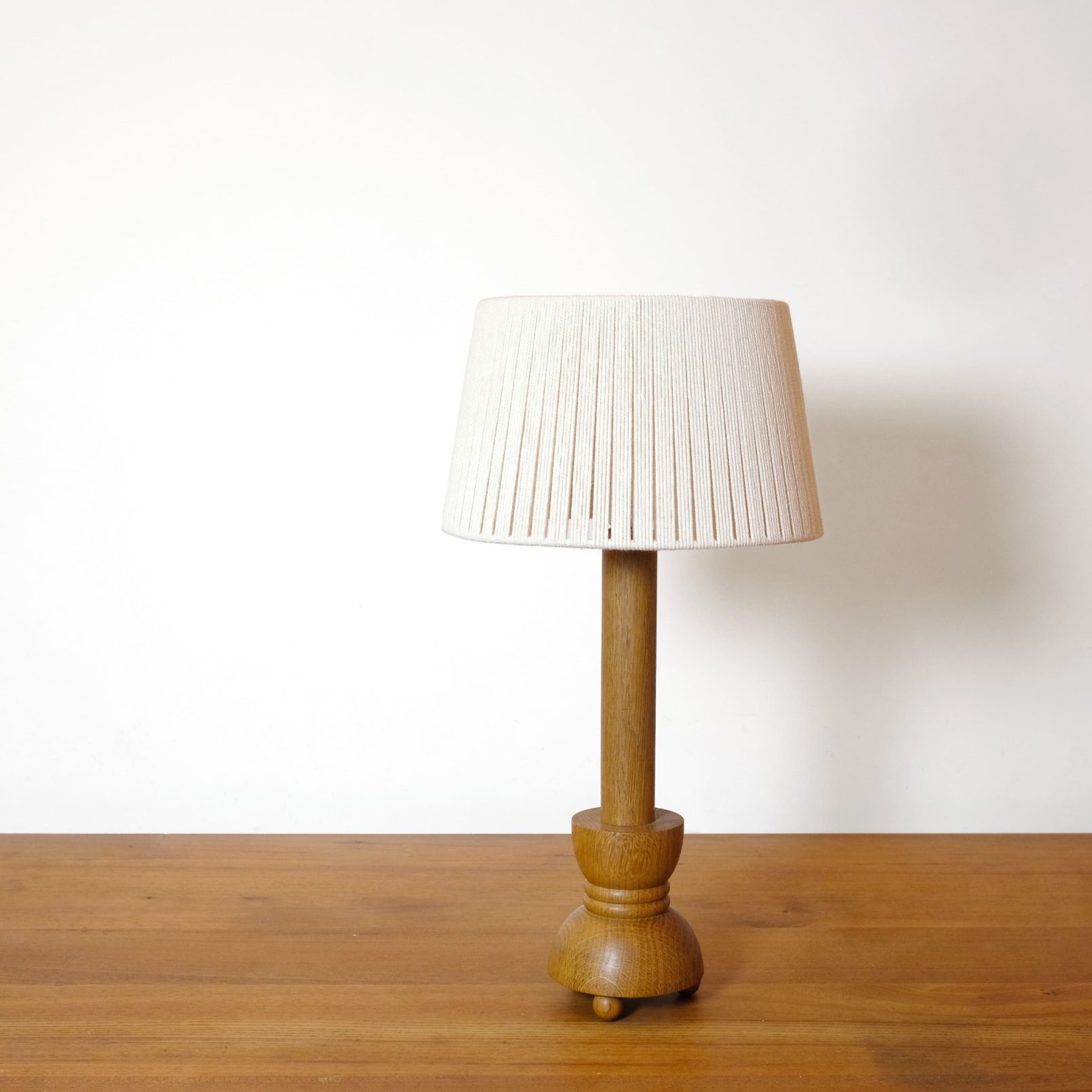 Lampe en bois et son abat-jour en corde de coton, 47.5cm.