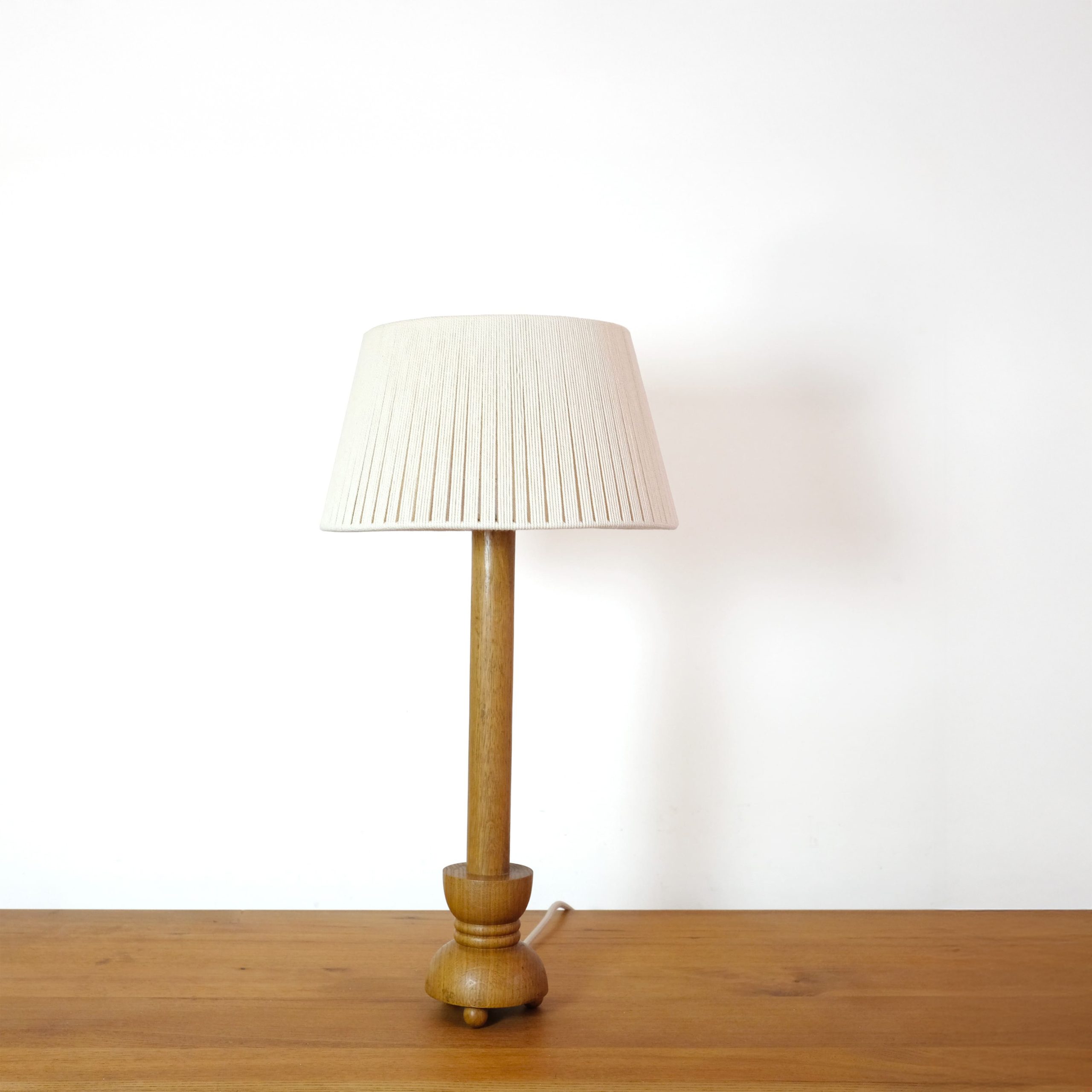 Wooden lamp with its cotton rope lampshade, 58cm.