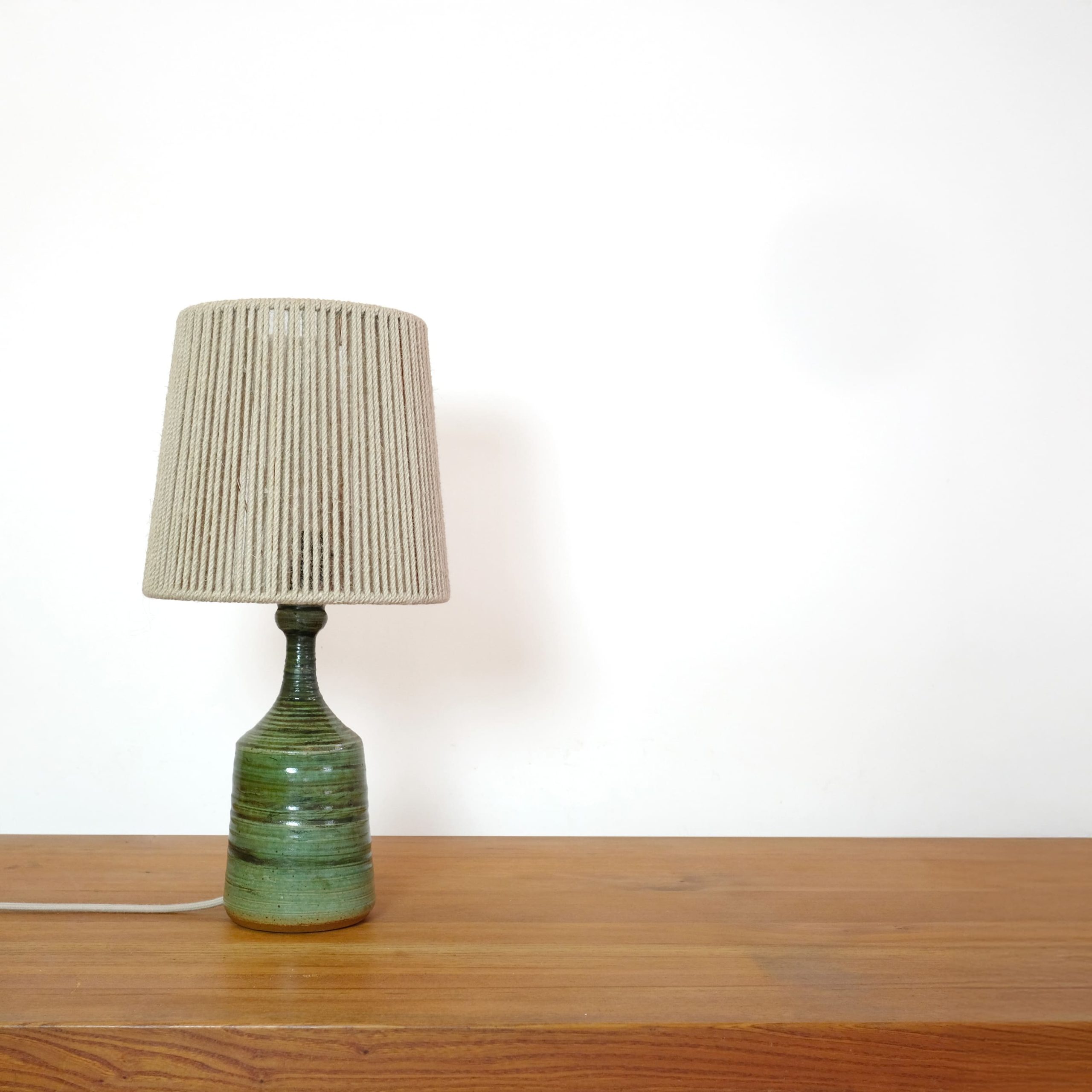 Lampe en grès émaillé vert et son abat-jour en corde.