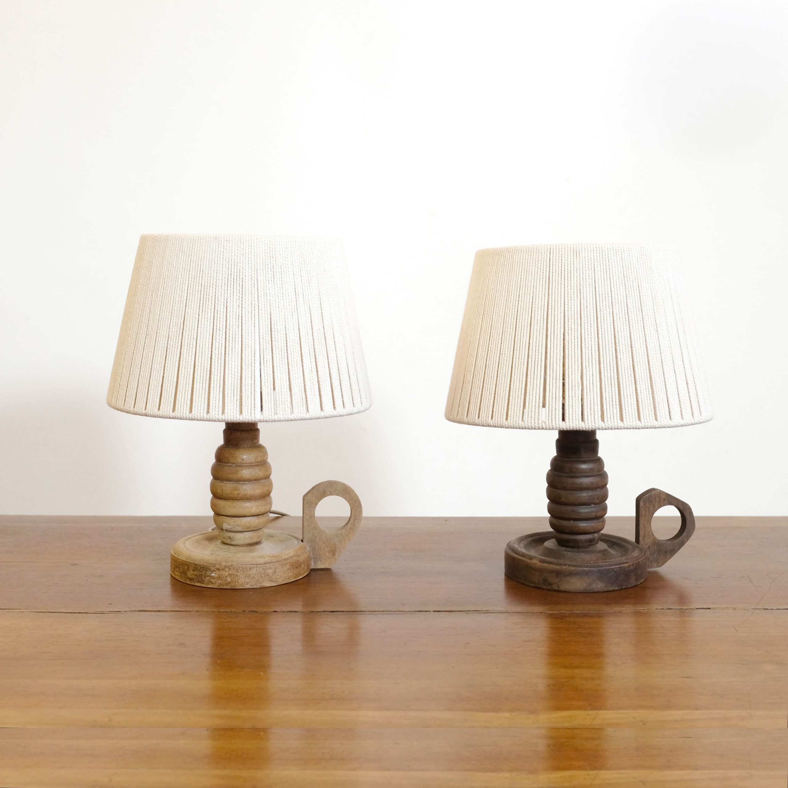 Petite lampe en bois et son abat-jour en corde de coton.