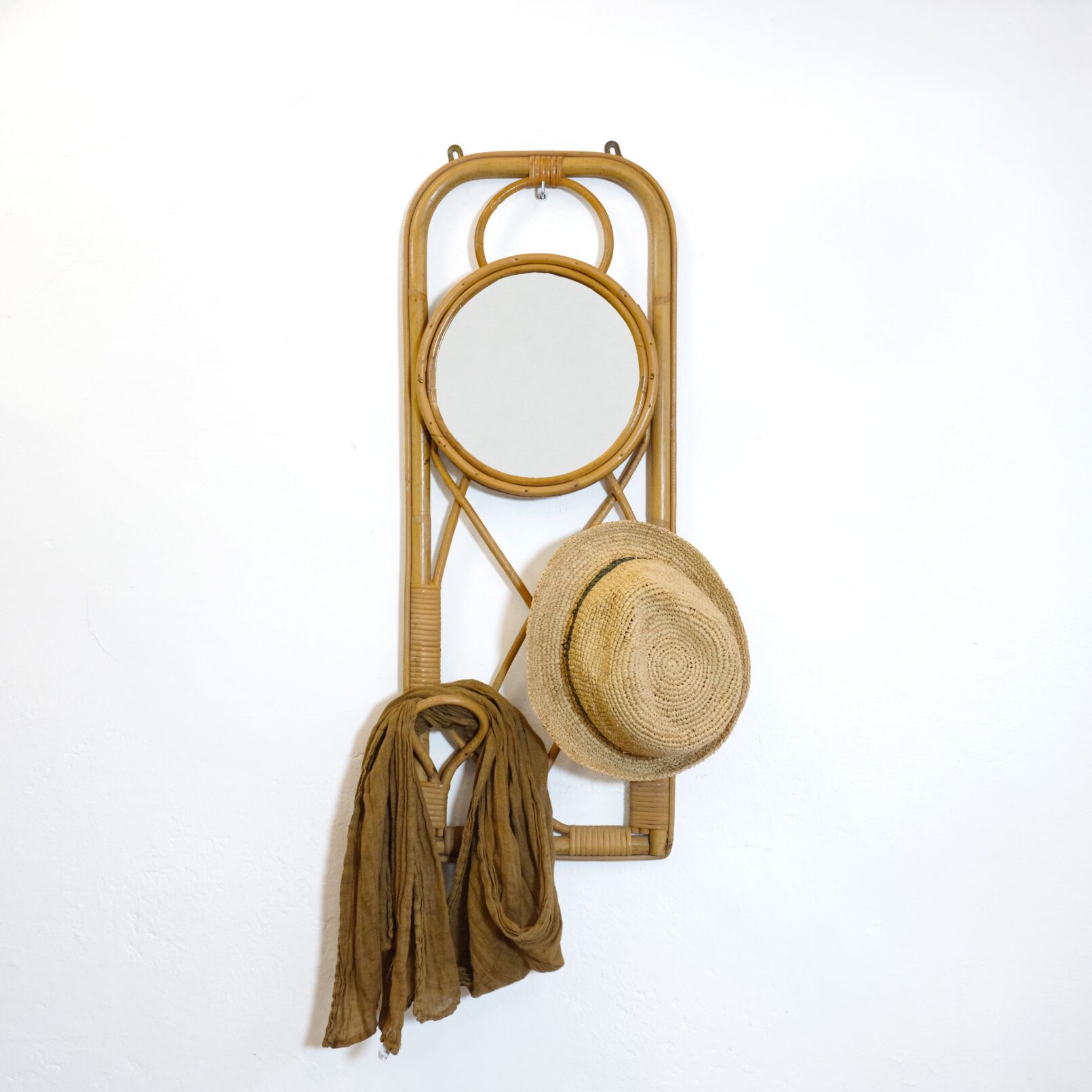 Portemanteau et miroir rotin des années 60-70.
