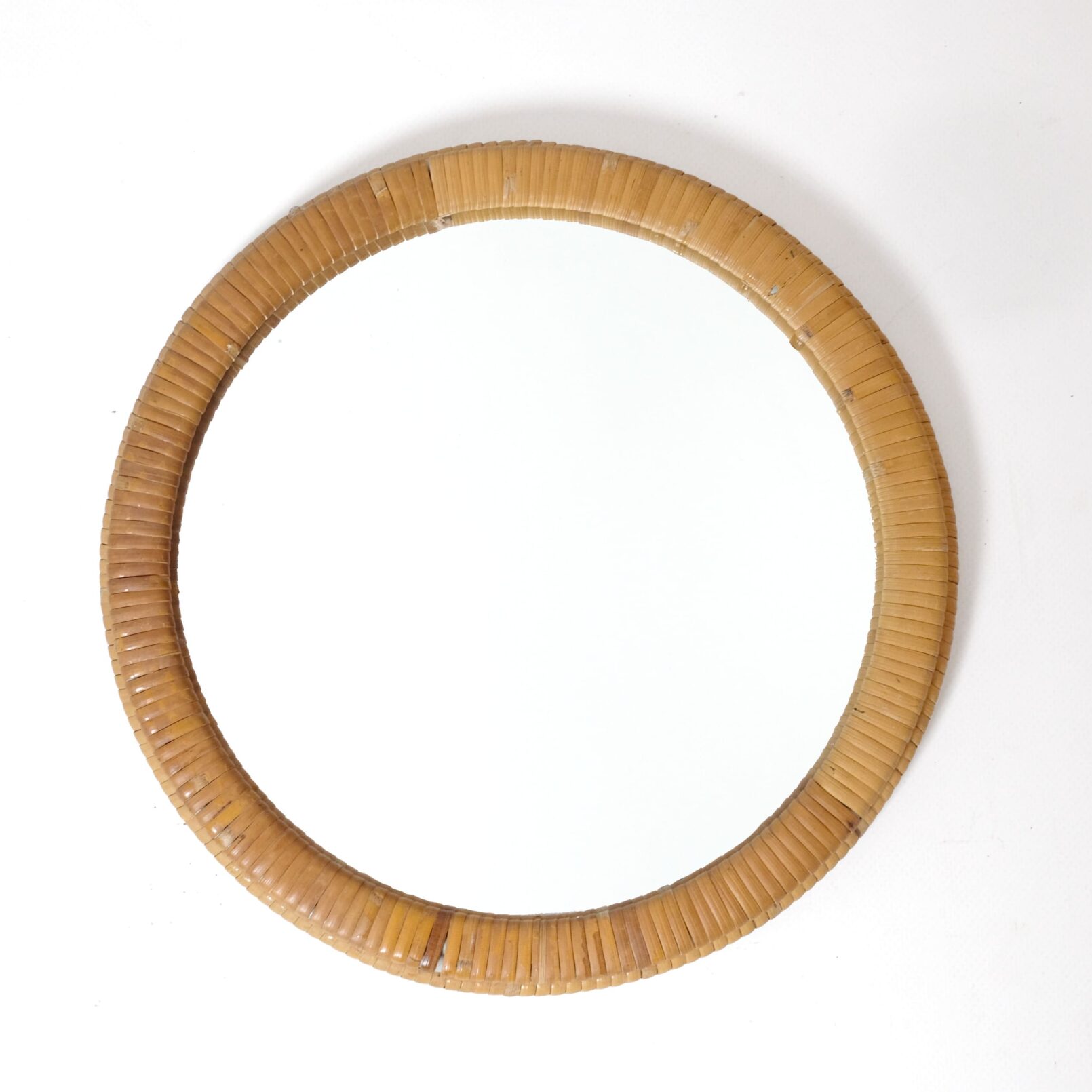 Round mirror with its wicker frame, 27cm.
