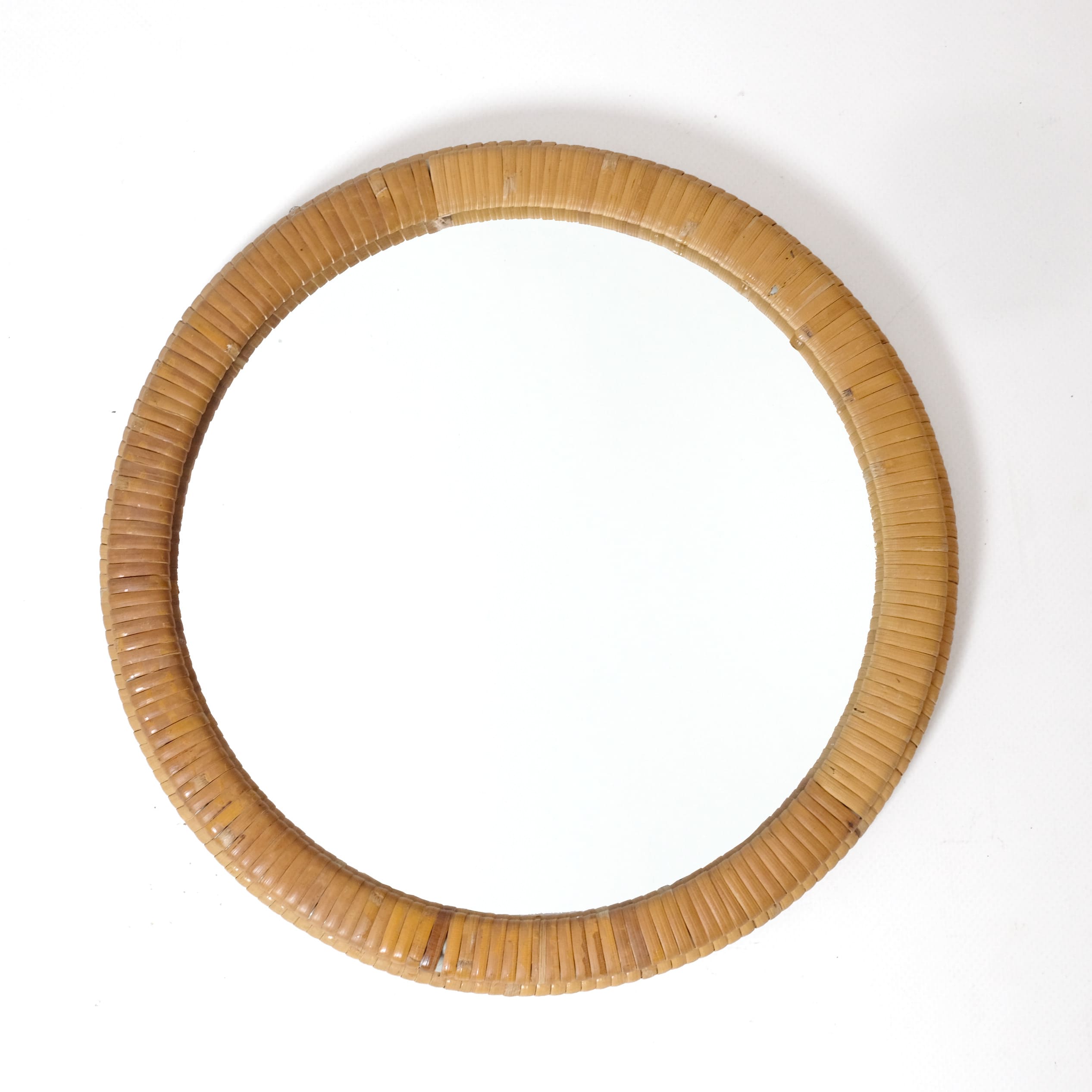 Miroir rond avec son cadre en osier, 27cm.