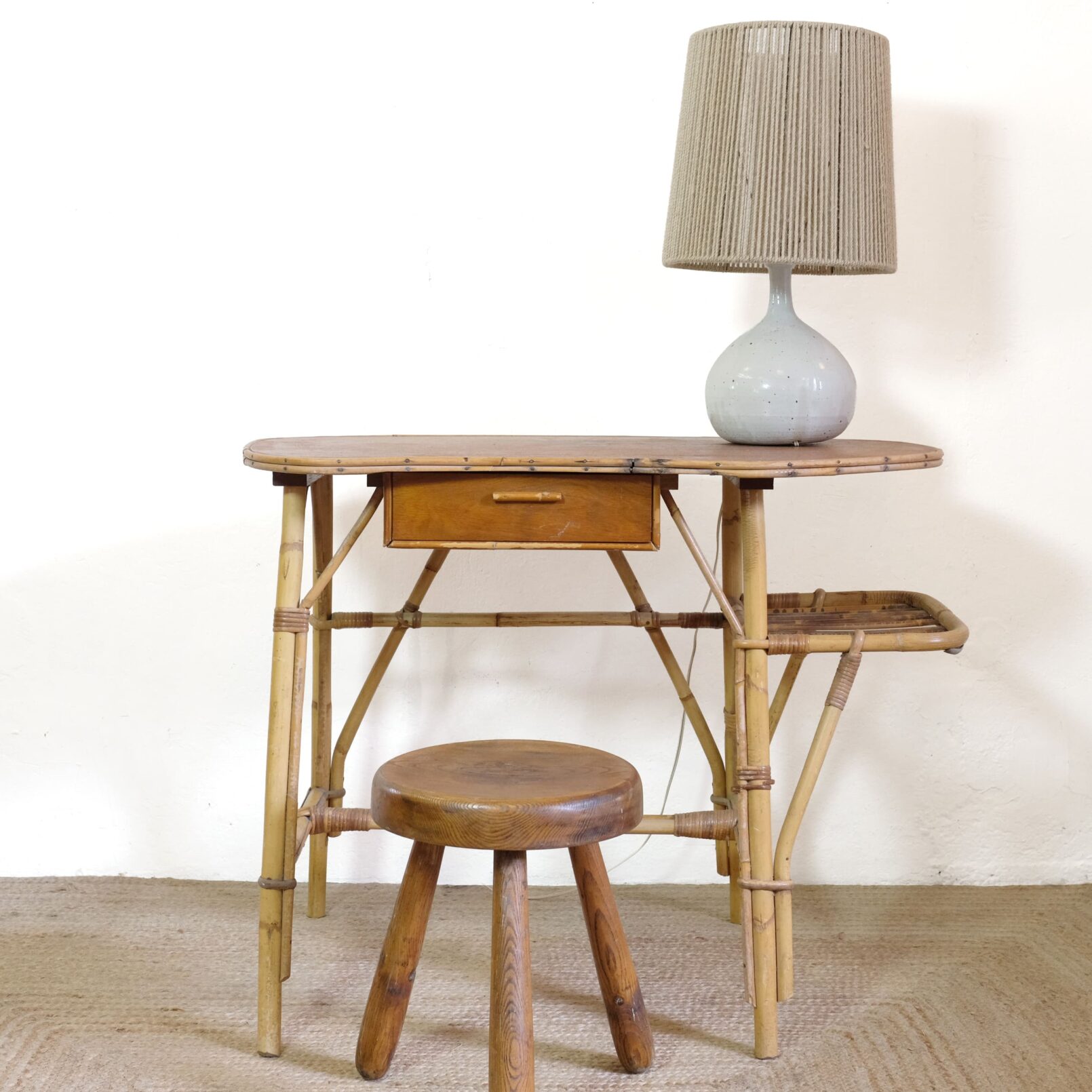 Petit bureau en rotin des années 60-70.