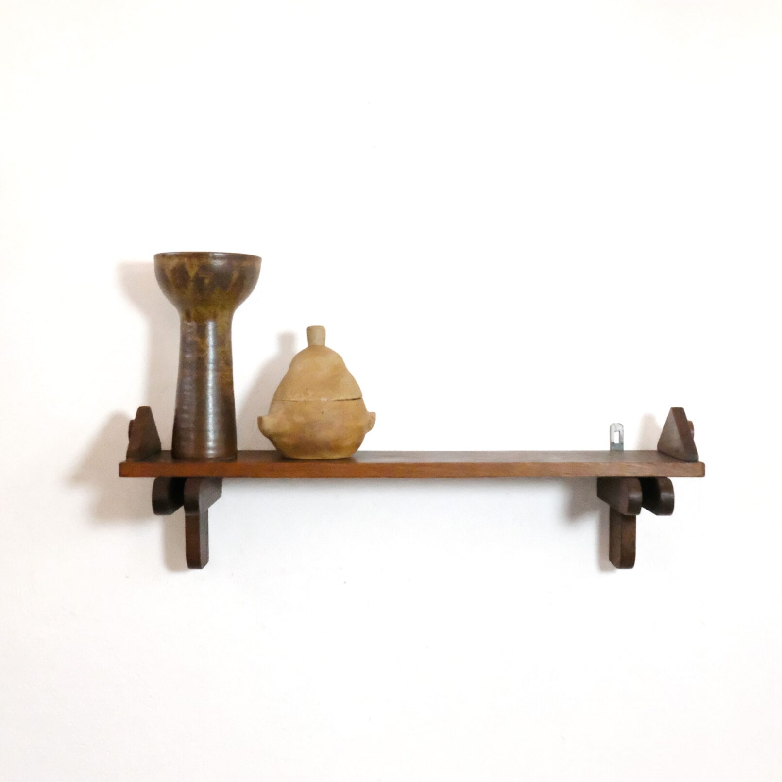 Etagère en chêne teinté, travail francais des années 60-70.