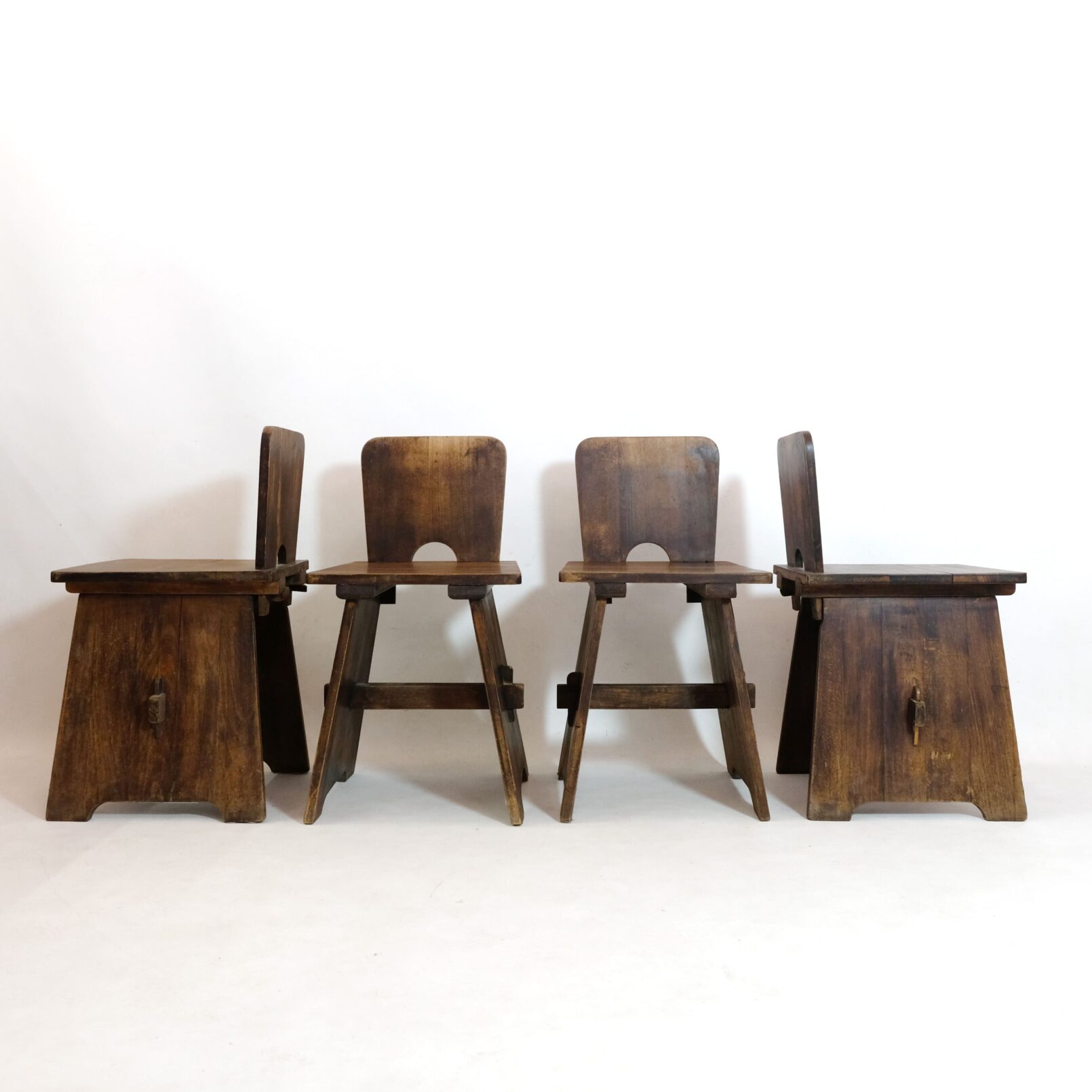 Suite de 4 chaises artisanales des années 60.
