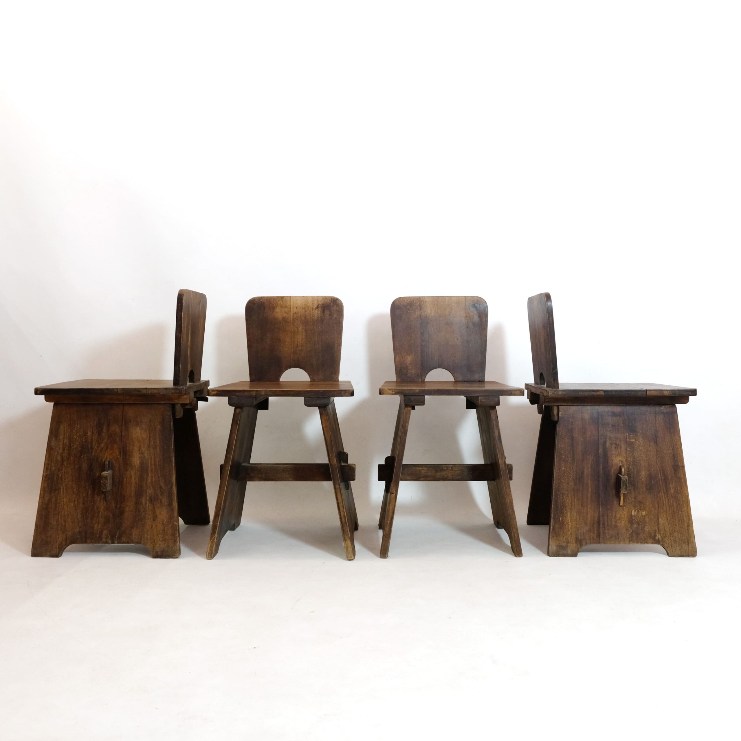 Suite de 4 chaises artisanales des années 60.